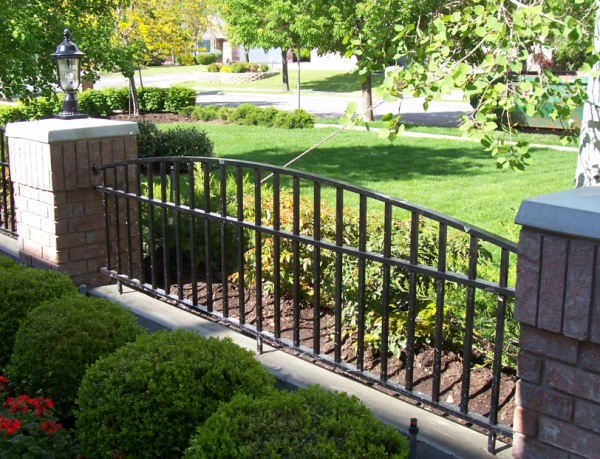 Pagar kombinasi batu dan besi dengan gaya modern